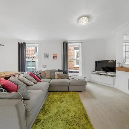 30 Percent Off! The Gem - 4 Bedrooms Whitby