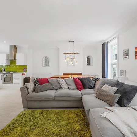 The Gem - 4 Bedrooms Apartament Whitby