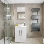 The Gem - 4 Bedrooms 아파트 *